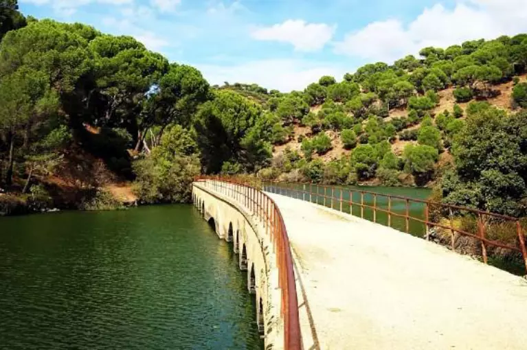Puente construido para el tren entre Madrid y el Valle del Tiétar
